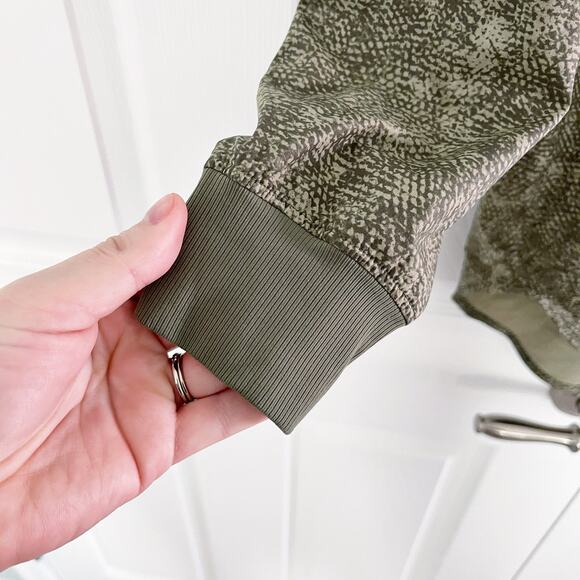 Athleta Zuma Printed Top in Viper Shadow Olive - Picture 4 of 8